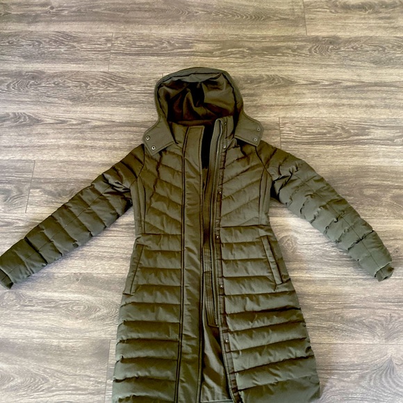 Abercrombie & Fitch Jackets & Blazers - Abercrombie and fitch puffer water resistant jacket.